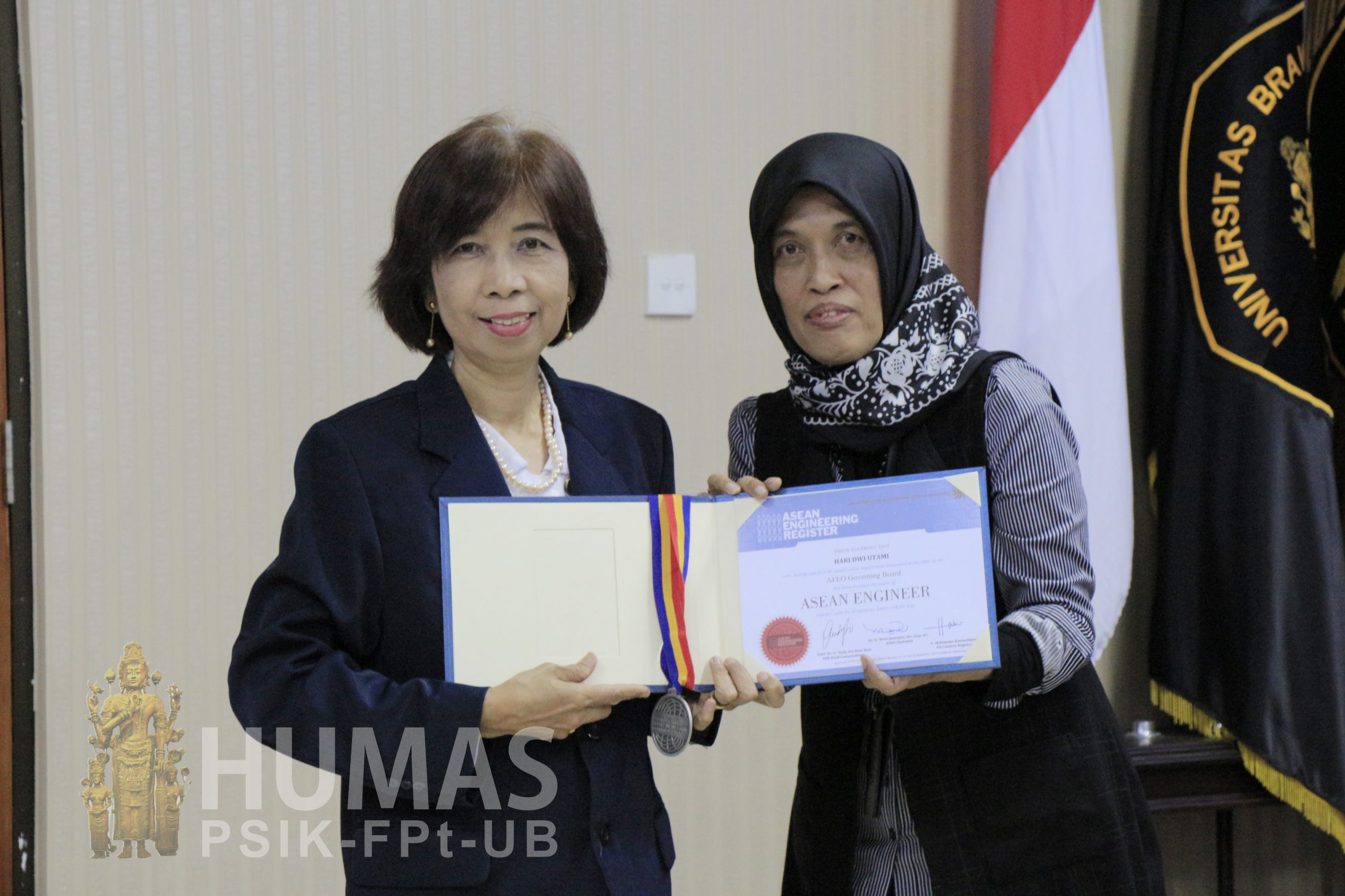 19 Dosen Fapet UB Terima Sertifikat dan Medali ASEAN Eng
