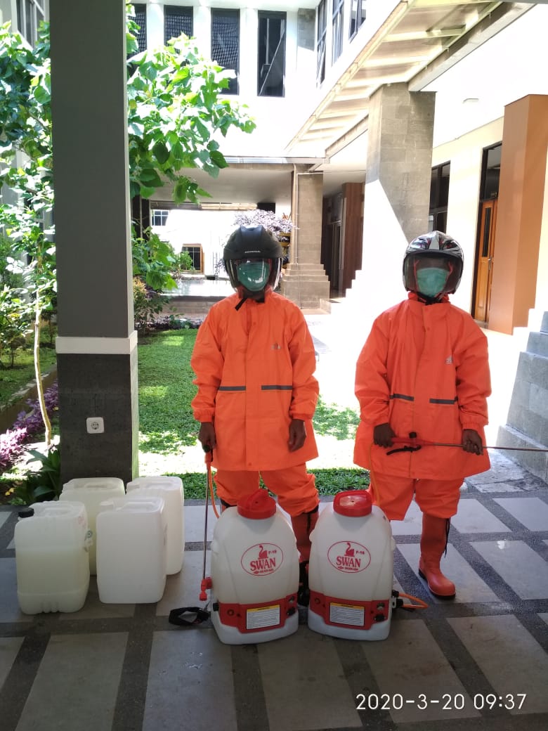 Antisipasi Penyebaran Virus Covid-19 Fapet Lakukan Penyemprotan Disinfektan