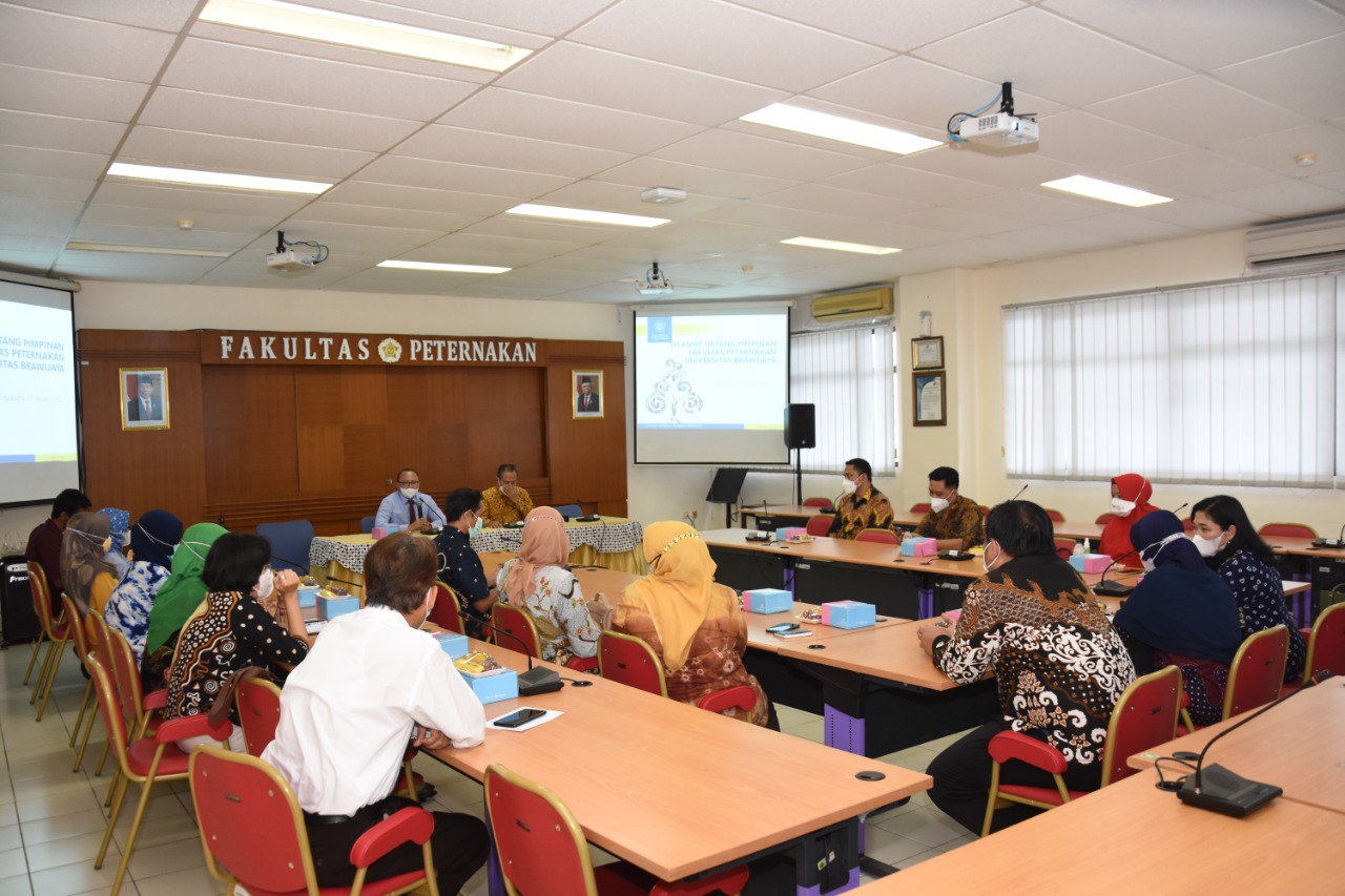 Discussing Academic Management and HR in PTNBH, UB Faculty of Animal Husbandry Lecturers Visit UNS and UGM