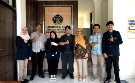 Tingkatkan Keberhasilan Kebuntingan Sapi Mahasiswa dan Dosen UB Terjun ke Peternakan Desa Pandesari Kabupaten Malang