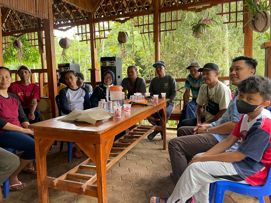 Pendampingan Perizinan Usaha untuk Kembangkan Pasar Produk Olahan Ikan Tawar di Desa Senggreng Kabupaten Malang