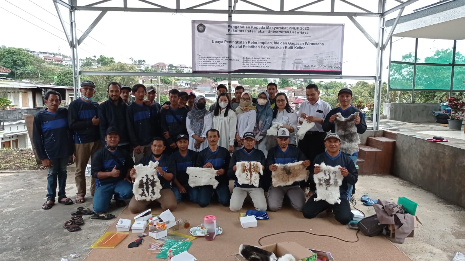 Fapet Lecturer Gives Rabbit Skin Tanning Training to Farmers’ Association in Batu City