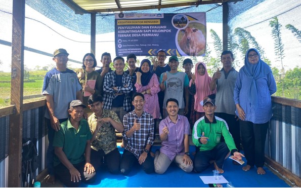 Tim Doktor Mengabdi UB Berikan Penyuluhan Evaluasi Kebuntingan Ternak di Desa Permanu, Kabupaten Malang