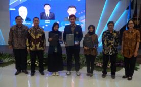Giving Awards to Outstanding Lecturers and Students Celebrating the 62nd Anniversary of Faculty of Animal Husbandry UB