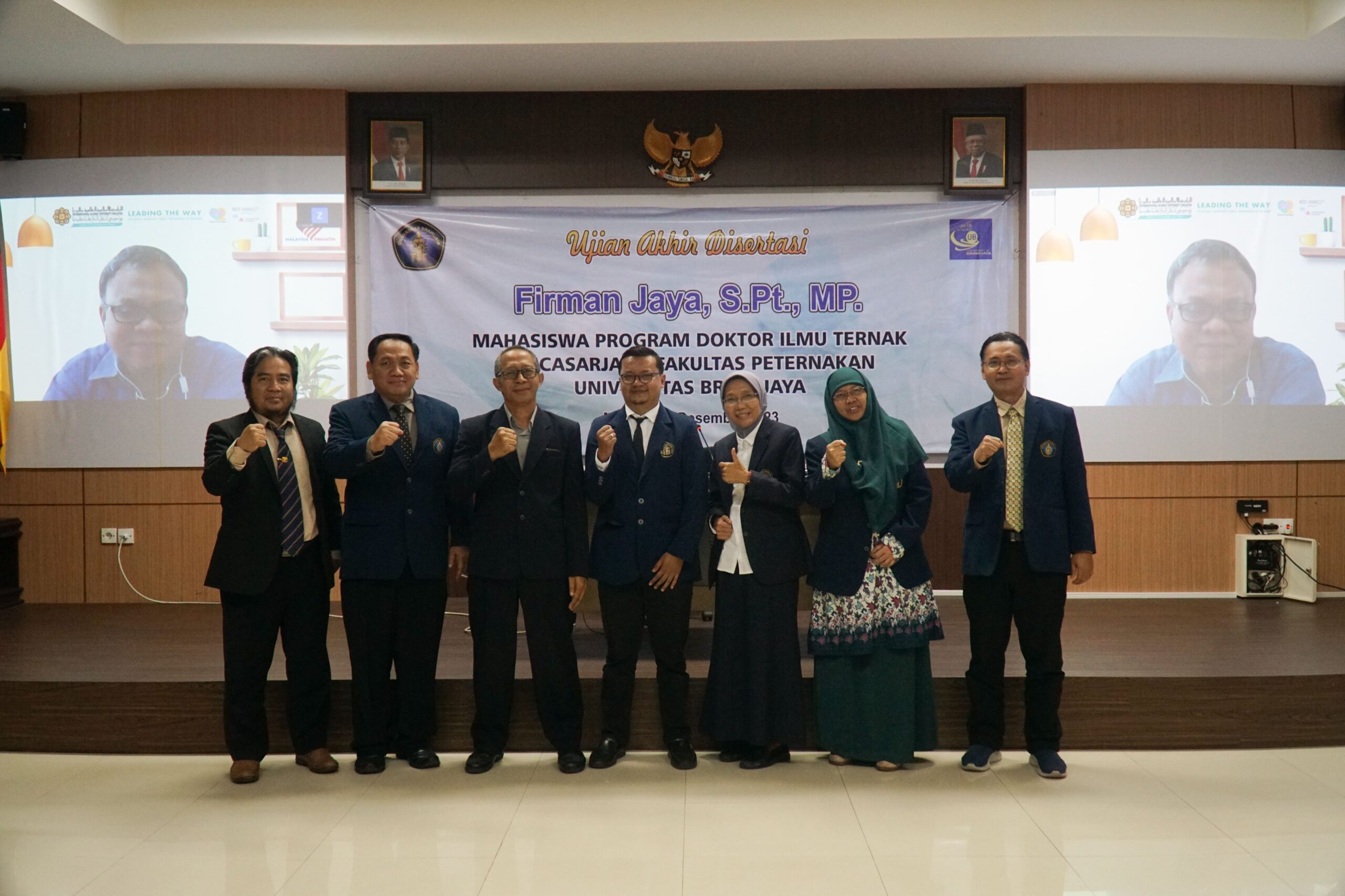 Firman Jaya, S.Pt., MP., successfully defended his Doctoral thesis with a research focus on powdered honey.