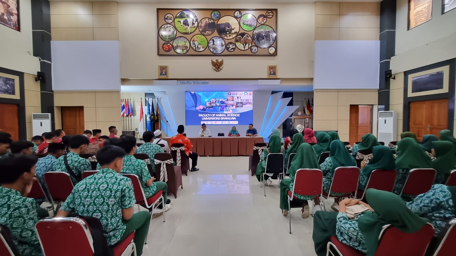 SMADHA GOES TO CAMPUS 2023: Visit of SMA Satya Dharma Balung Jember to the Faculty of Animal Science, UB