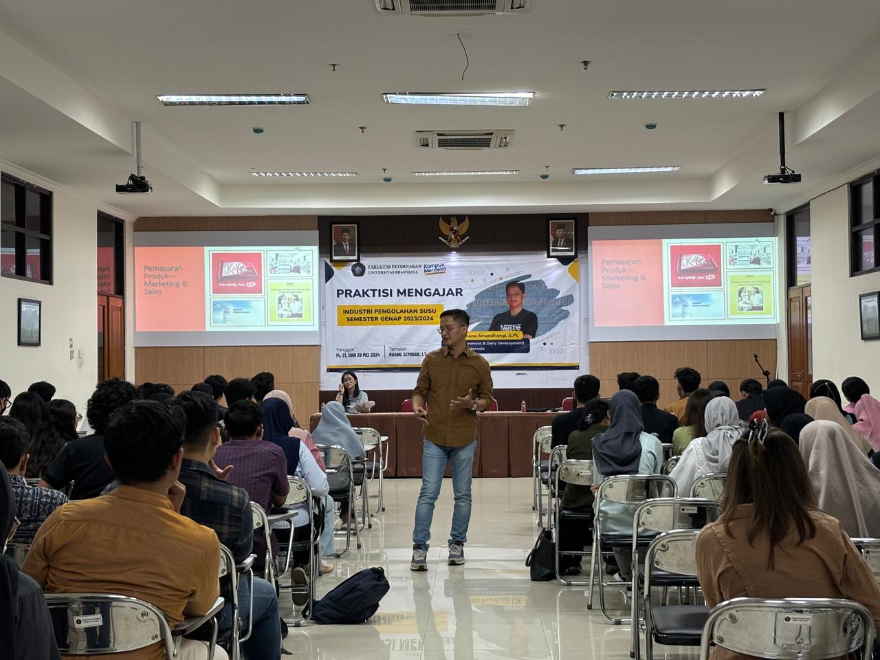 (Indonesia) Memperkaya Ilmu dan Wawasan Mahasiswa pada Mata Kuliah Industri Pengolahan Susu Kembali Melalui Program Praktisi Mengajar Semester Genap 2023/2024