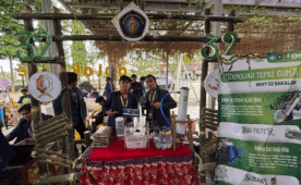 Jadi Juara Kategori Pendukung Program GAYATRI (Gerakan Ayam Petelur Mandiri) Kelompok 32 Menciptkan Aplikasi Berbasis Mobile Manajemen Kandang Ternak dengan Alat Ramah Lingkungan dalam Pameran Penutupan KKN FAPET di Bojonegoro